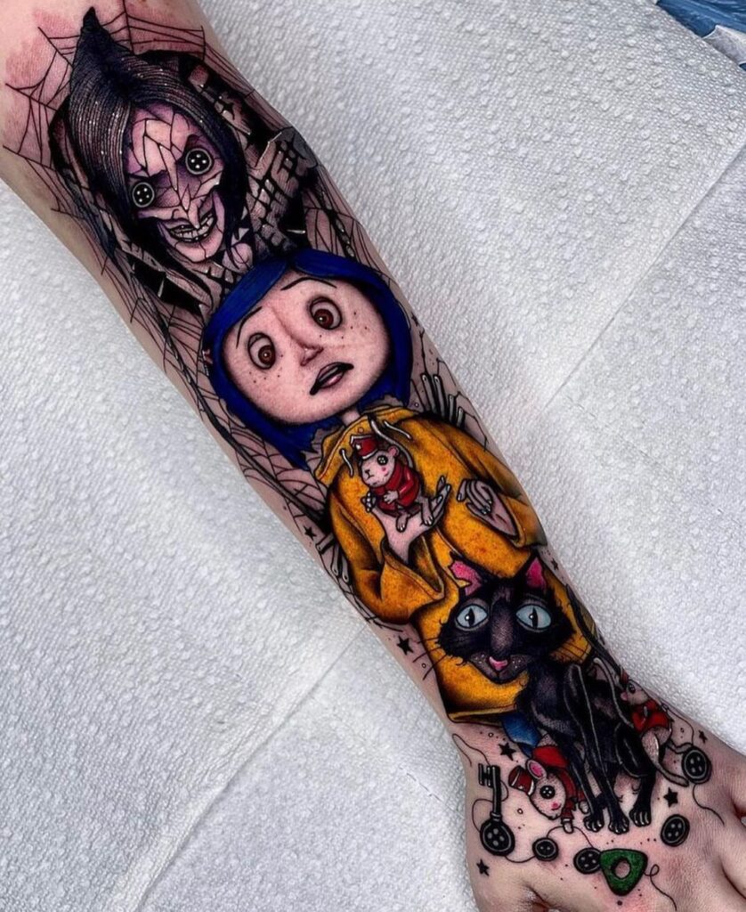 Tatuagem de Coraline no antebraço