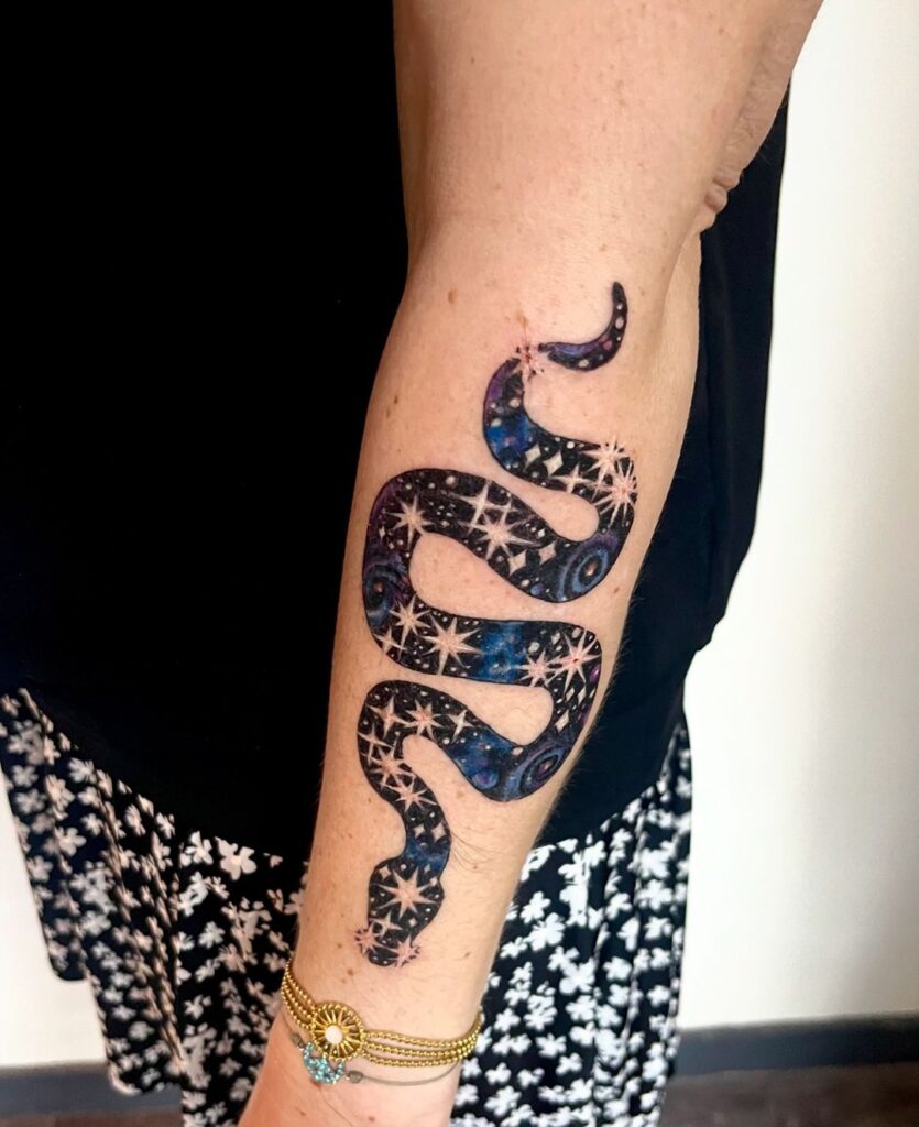 Tatuaggio del serpente della galassia