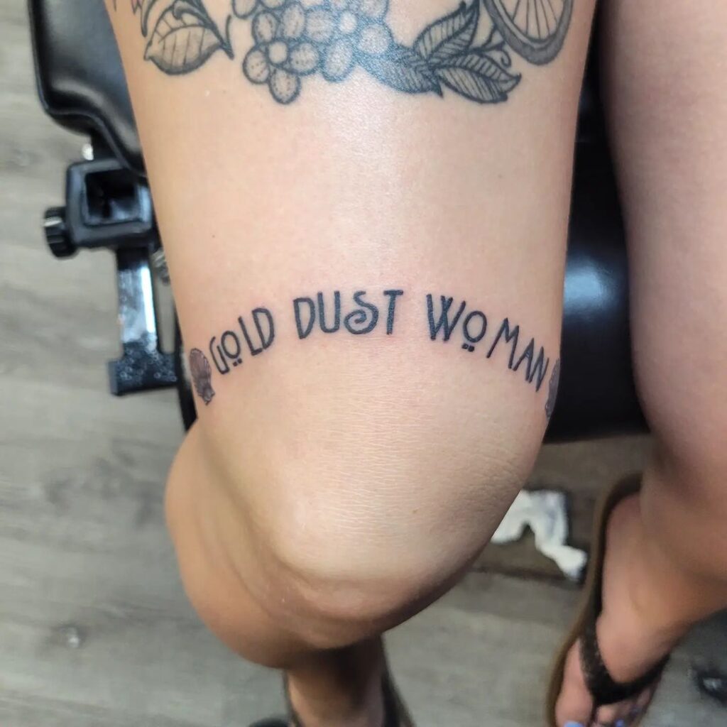 Tatuaje de palabras Gold Dust Woman Over The Knee