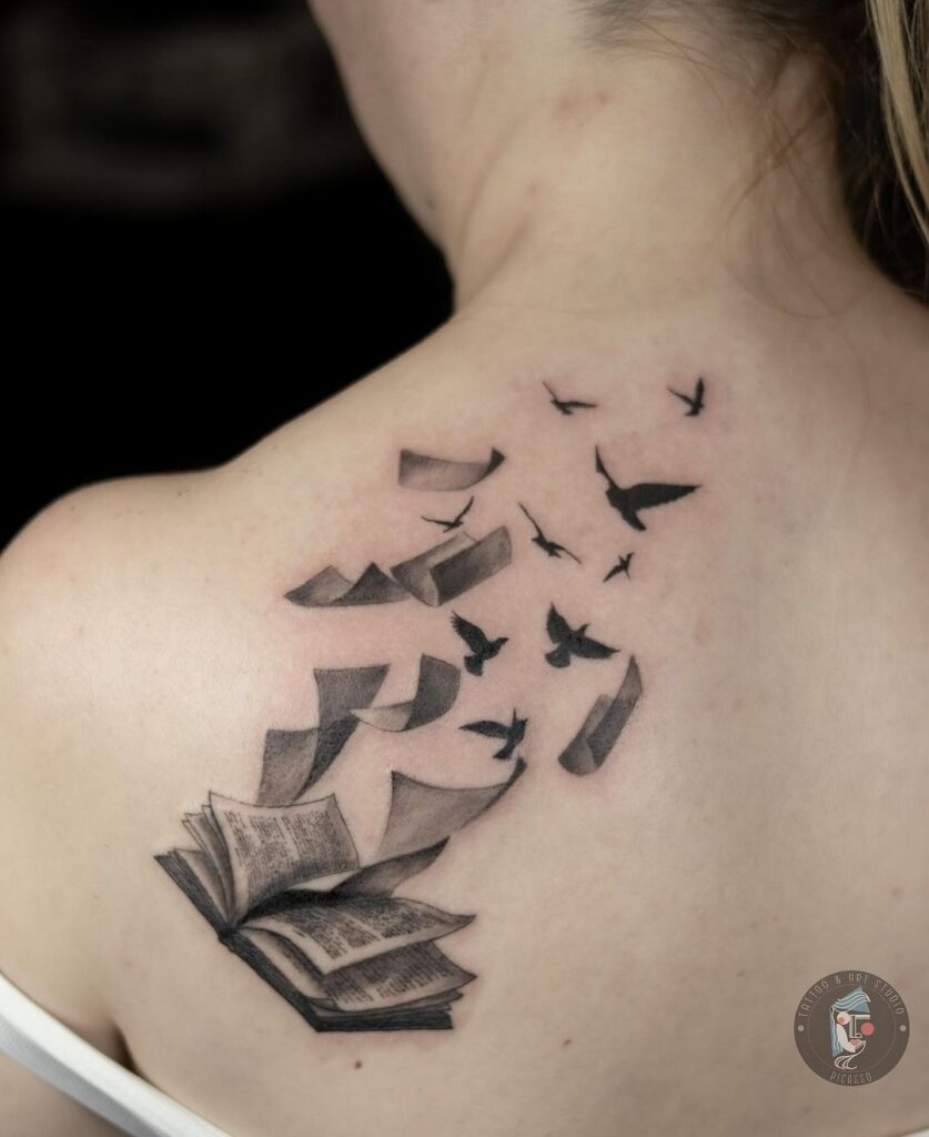 Tatuagem linda e artística para os amantes de livros