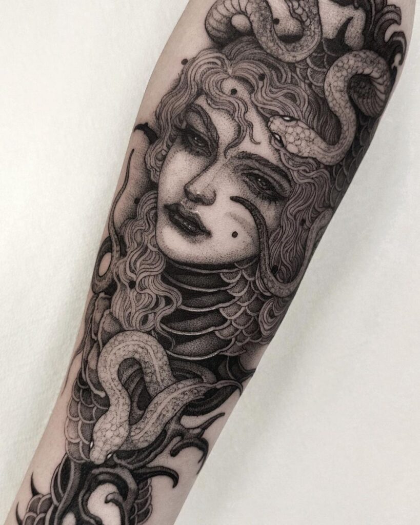 Tatuaje de Medusa gótica