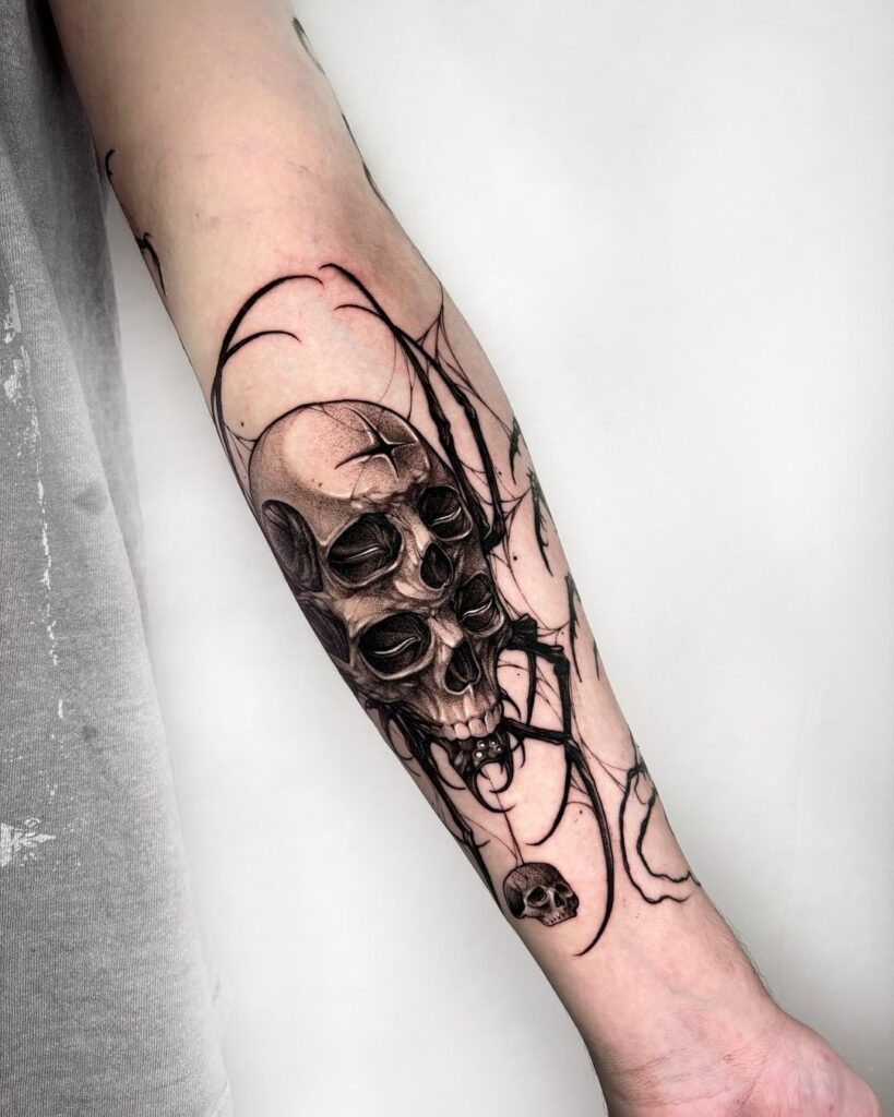 Tatuaggio goth con teschio