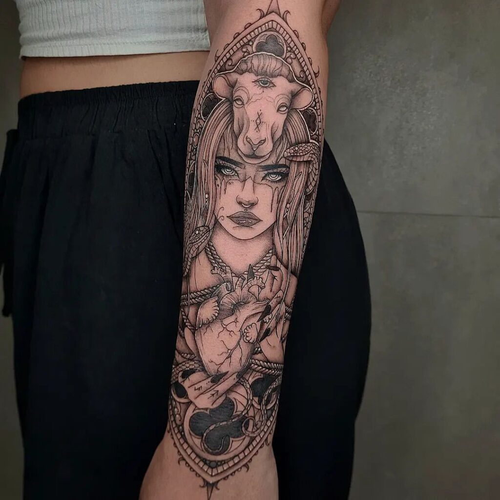 Tatuaggio goth vichingo sul braccio