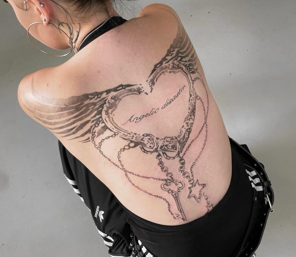 Tatuagem gótica nas costas