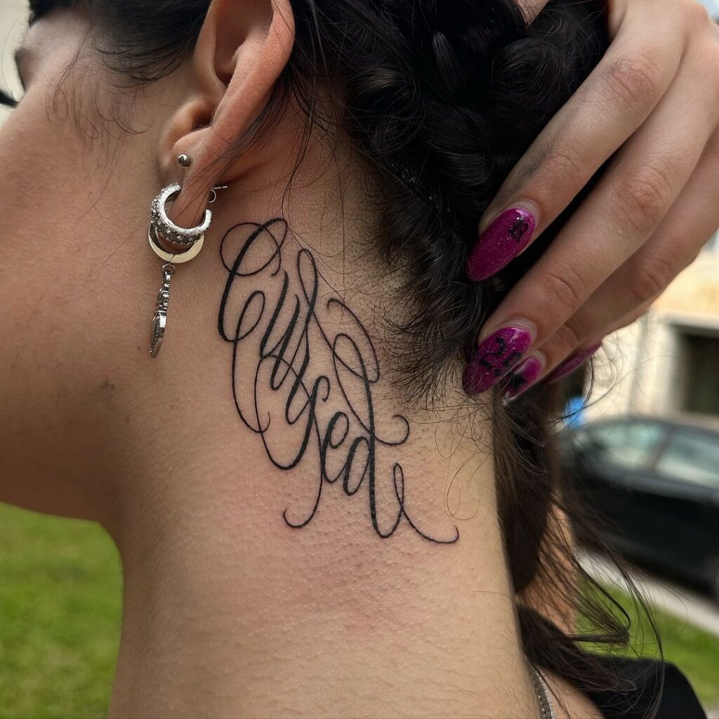 Cuello Gótico Script Tat