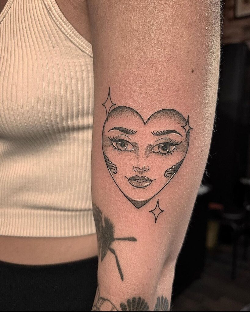 Tatuagem feminina de coração Grimm