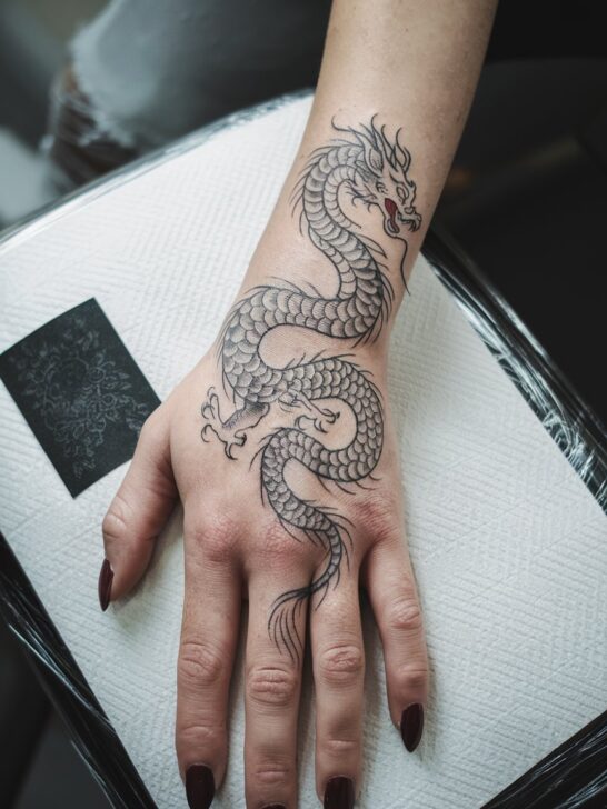 Tatuaggio del drago asiatico a mano