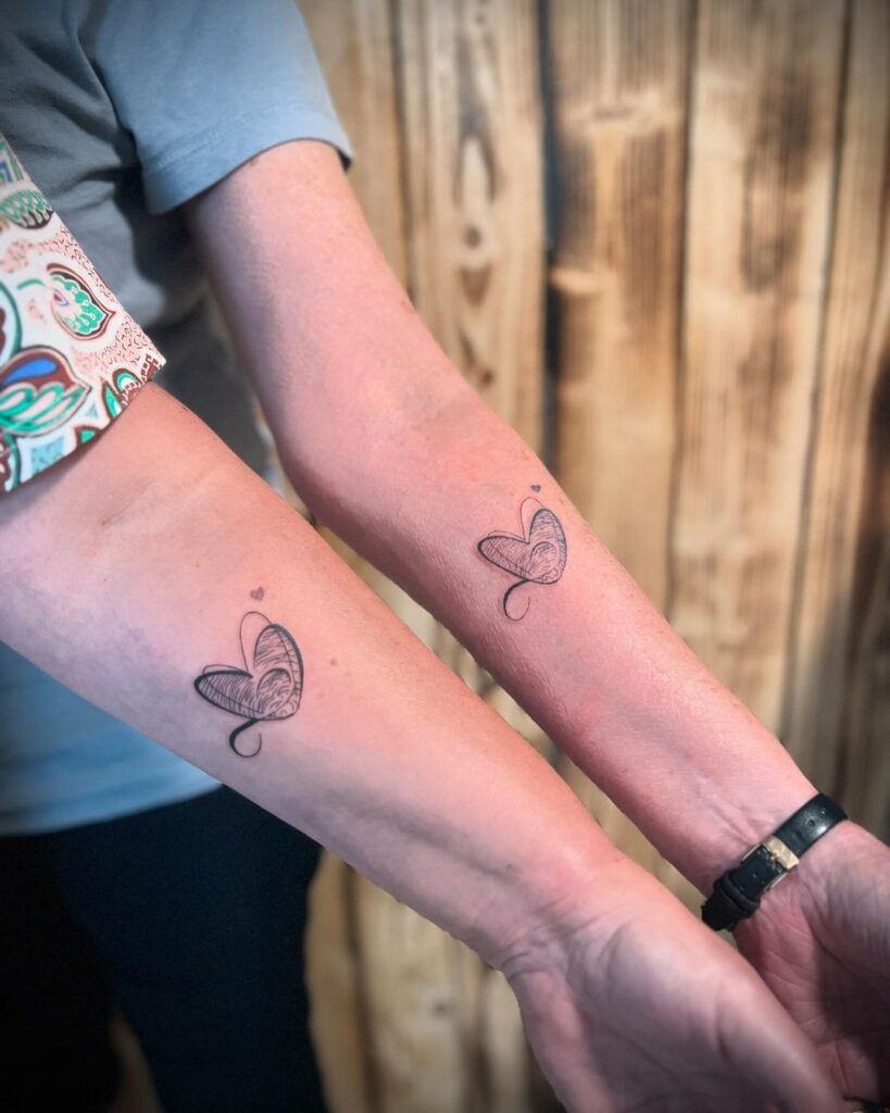 Tatuaggio con impronte di cuore