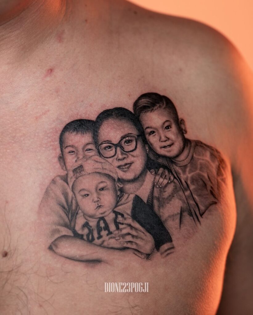 Tatuaggio iperrealistico con ritratto di famiglia