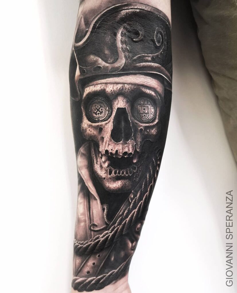 Manga tatuaje calavera pirata hiperrealista