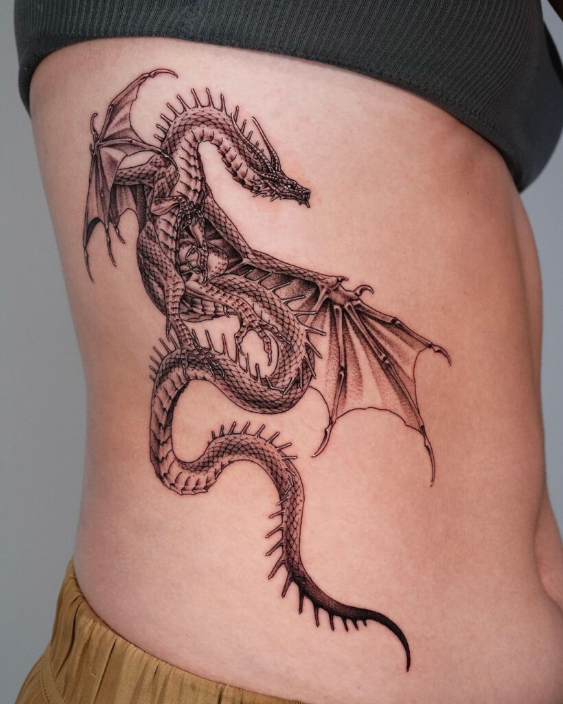 Intrincado tatuaje de dragón