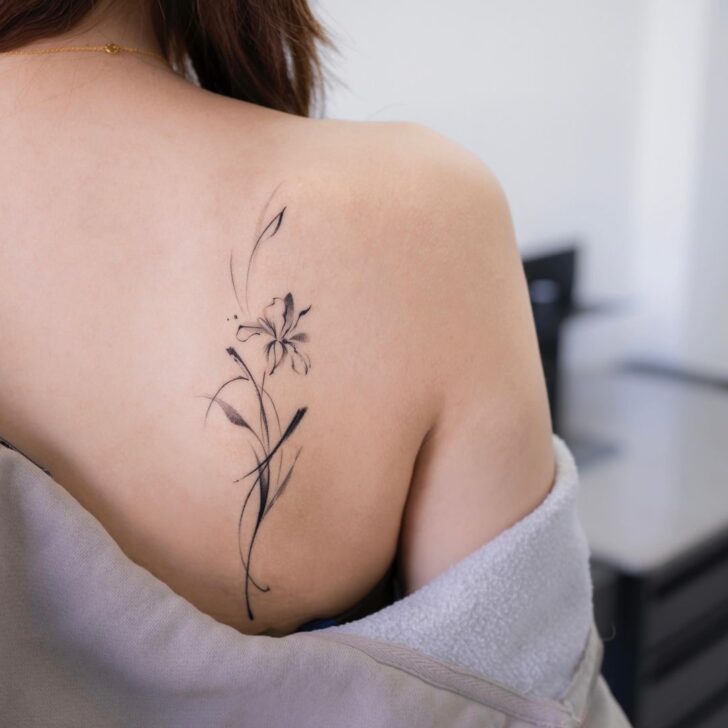 Tatuaggio con fiore di iris