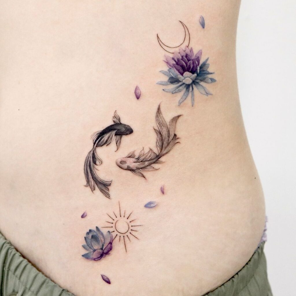 Tatuaje de pez koi y flores de loto