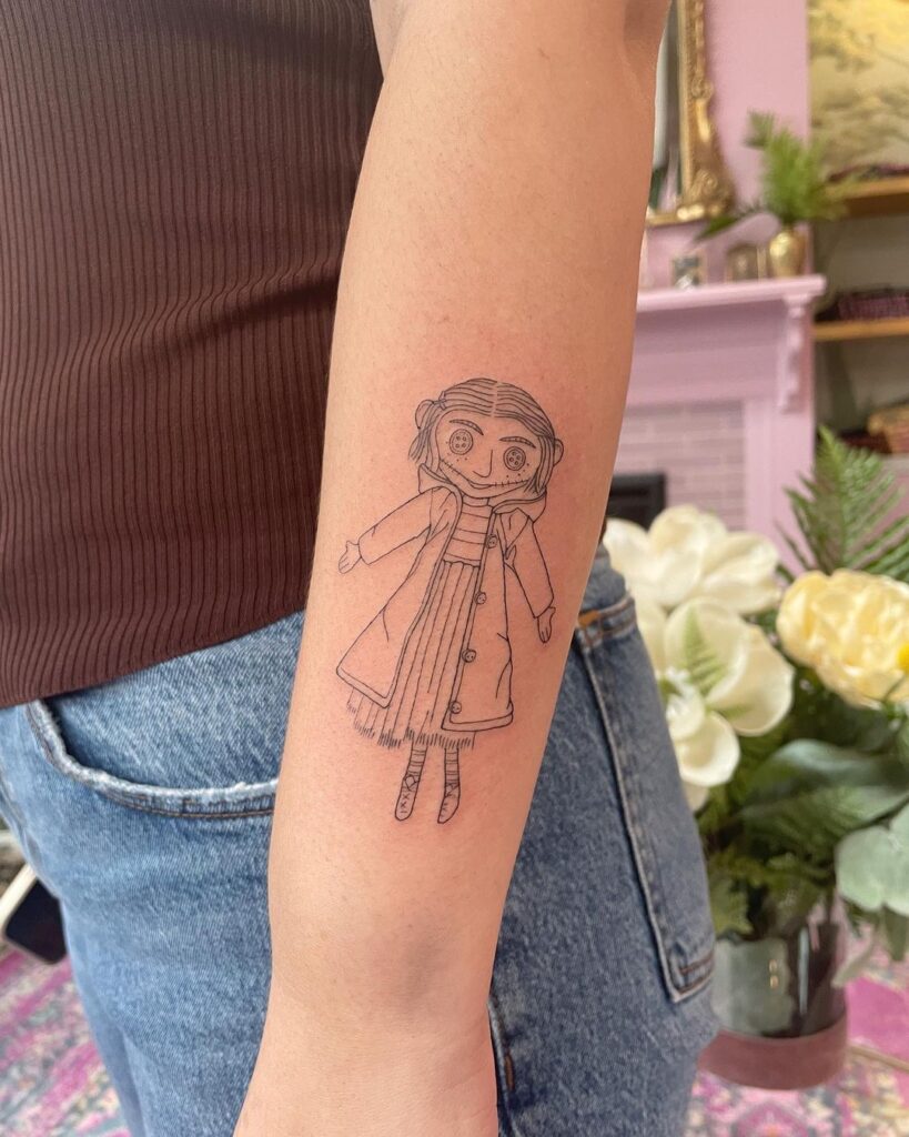 Tatuagem de Coraline com linhas