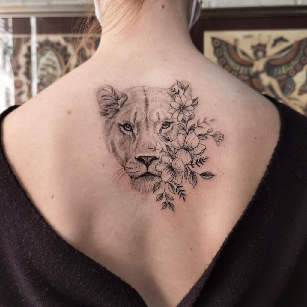 Tatuaggio della schiena di leonessa