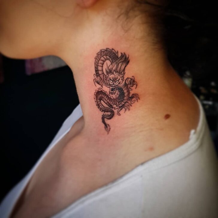 Pequeño dragón tatuado en el cuello