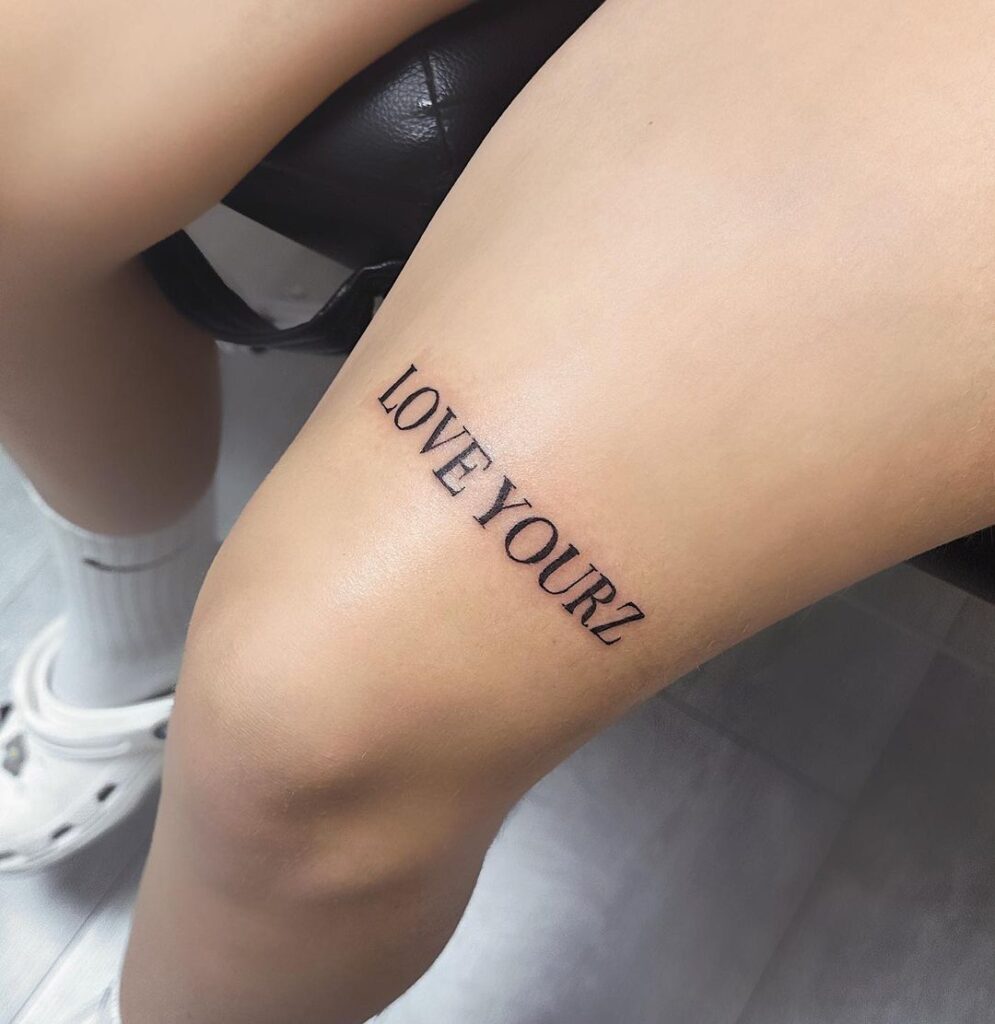 Tatuagem "Love Yourz Above The Knee