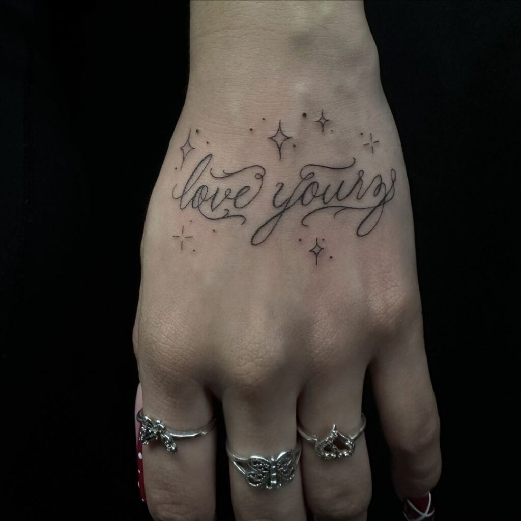 Tatuaje de mano Love Yourz