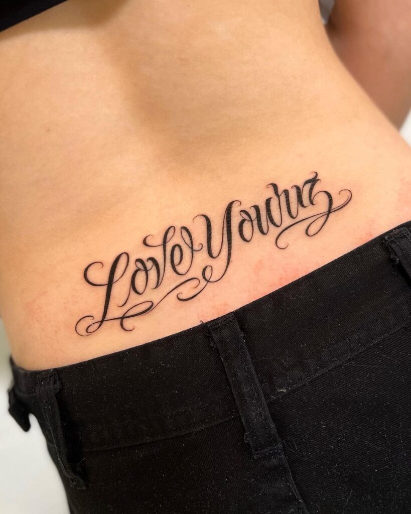 Tatuaggio Love Yourz per la parte bassa della schiena