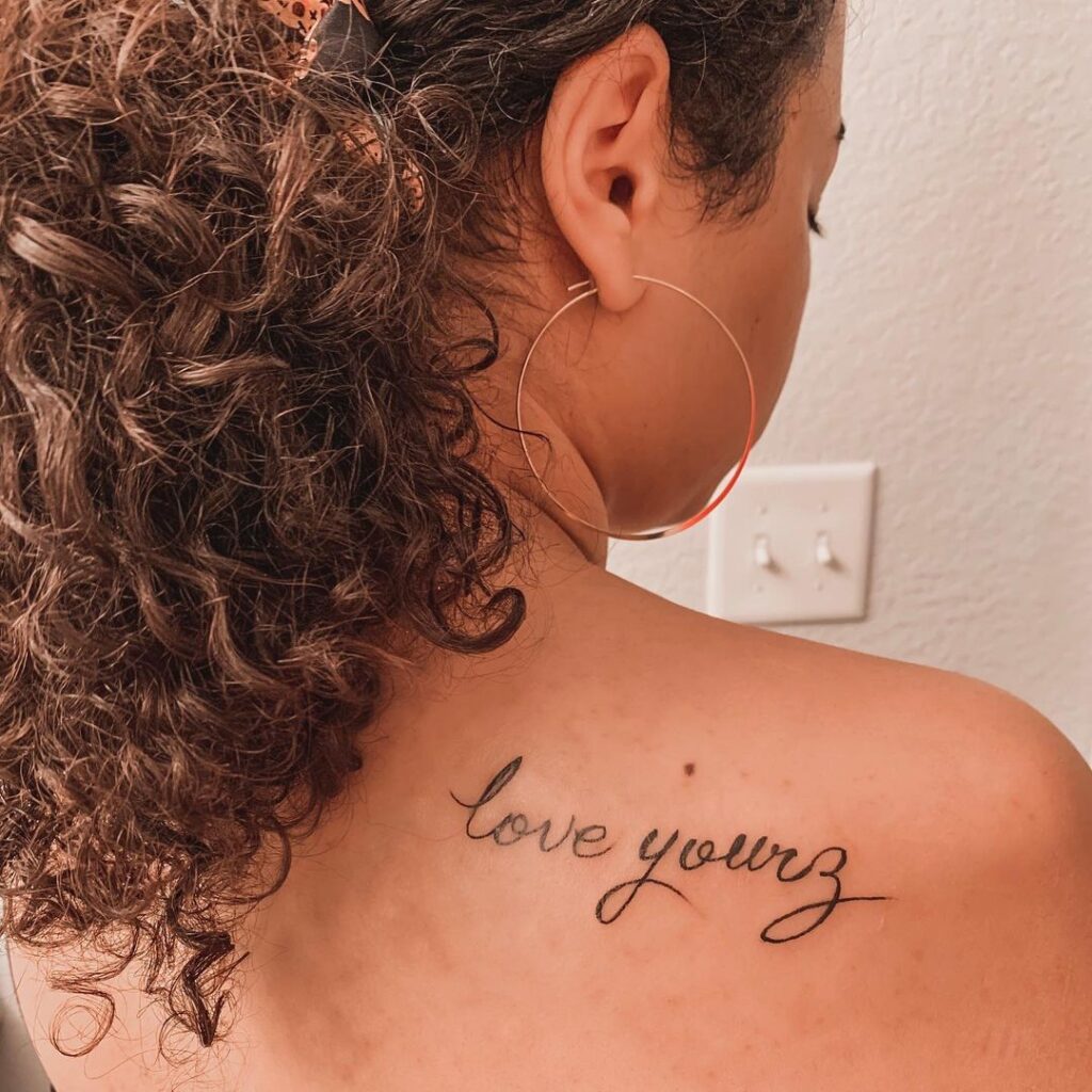 Tatuagem de ombro "Love Yourz