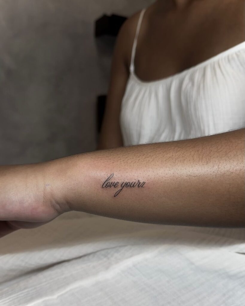 Tatuaggio laterale del braccio Love Yourz