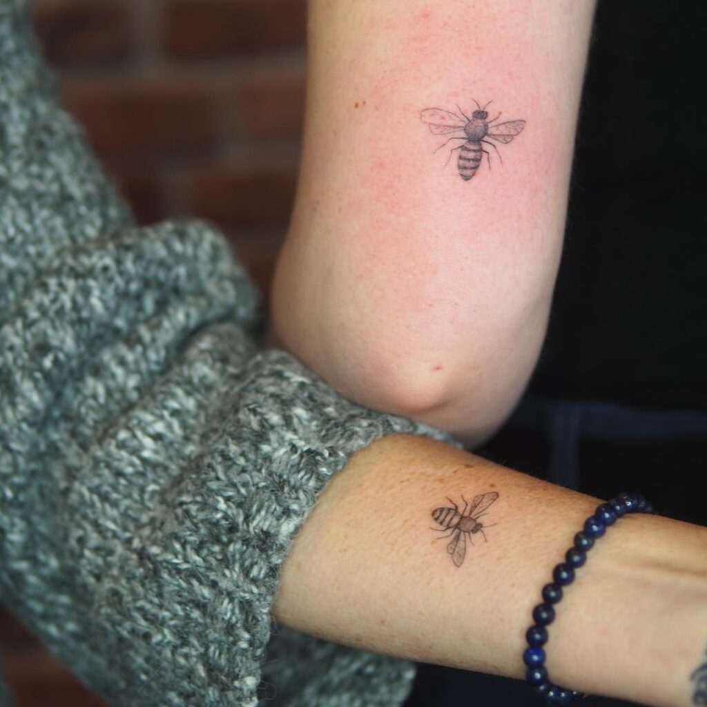 Tatuaje de abeja a juego