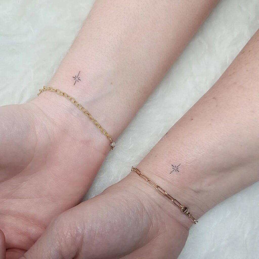 Tatuagem de micro estrelas a condizer