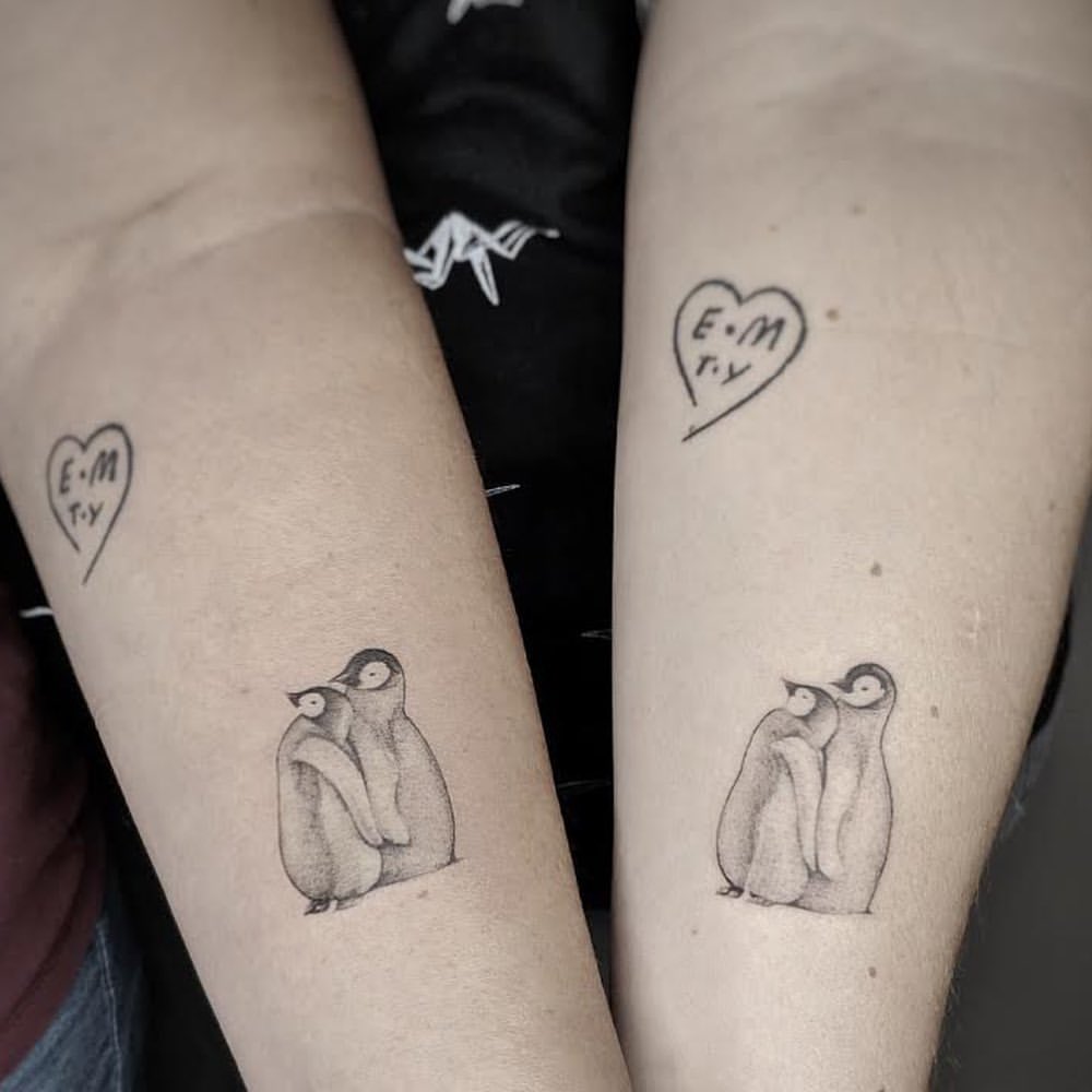 Tatuagem de pinguins a condizer