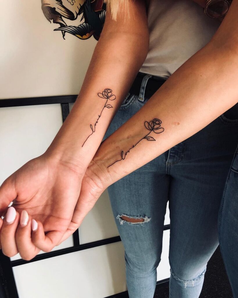 Tatuaje de una rosa a juego