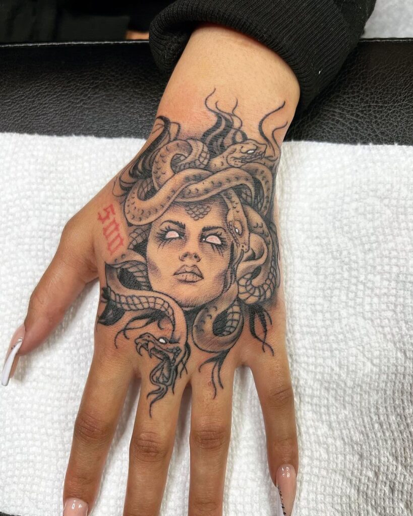 Tatuagem de mão de Medusa