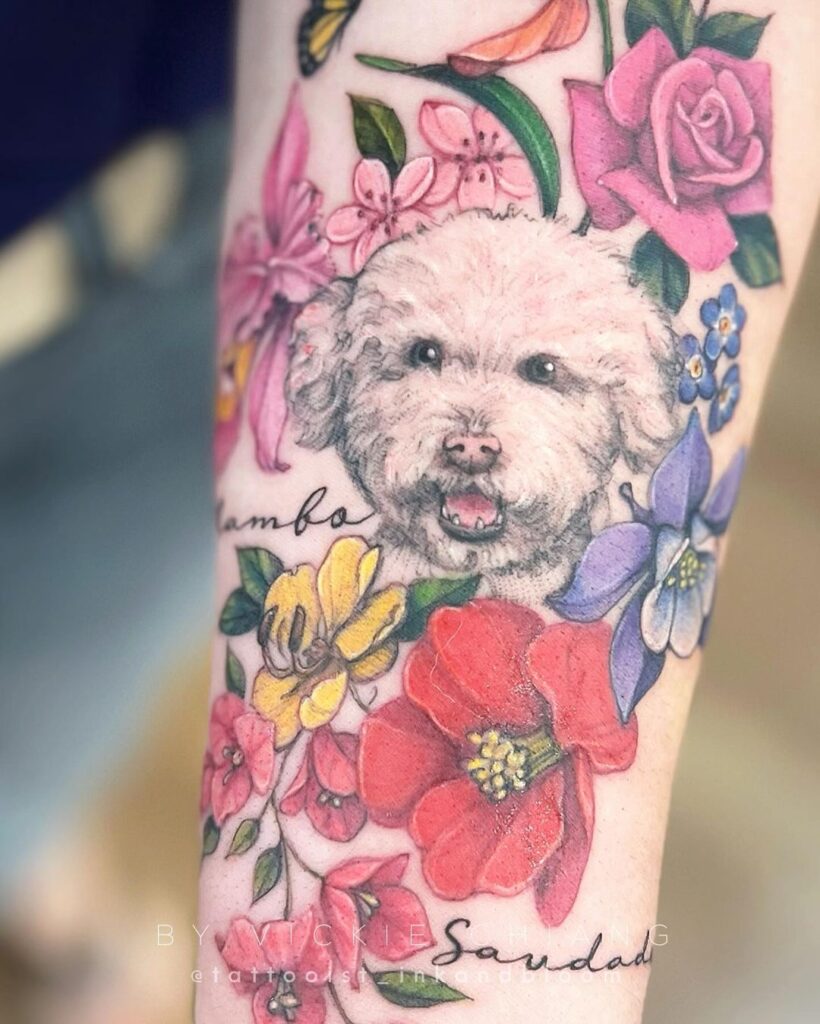 Tatuaje conmemorativo de un perro al que le encantaban las flores