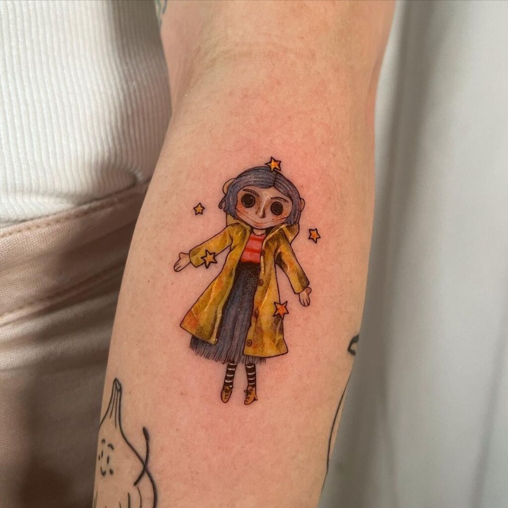 Tatuagem de Coraline em micro-realismo