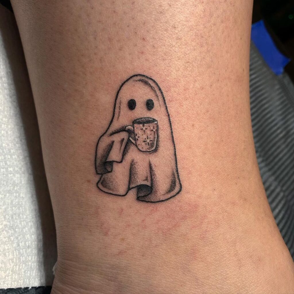 Tatuagem de um mini-fantasma a beber café