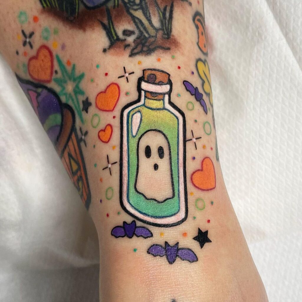 Tatuagem de um mini fantasma numa garrafa