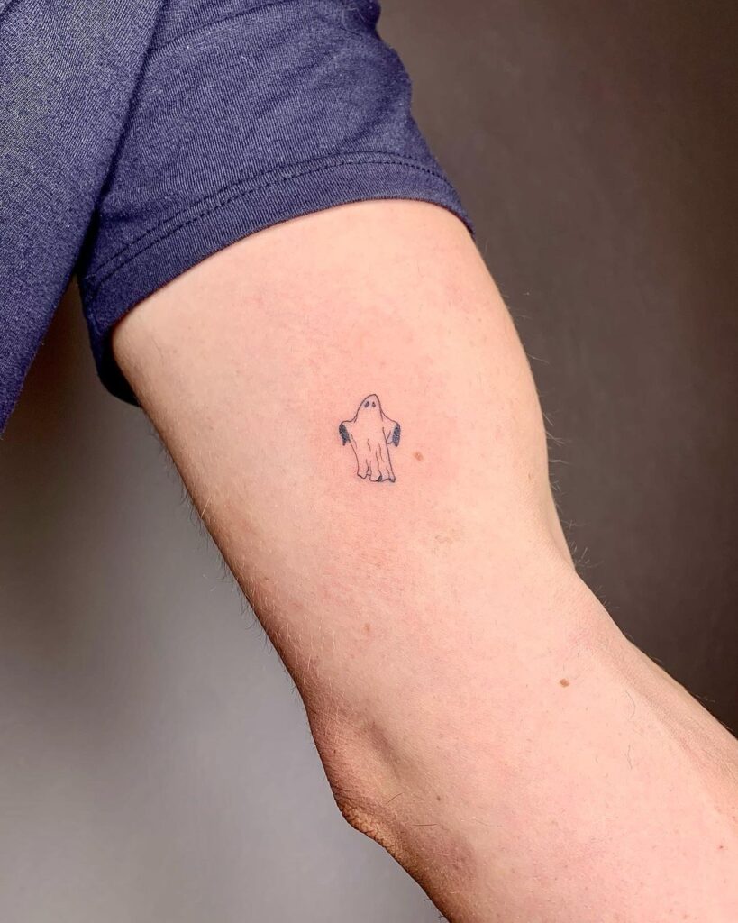 Tatuaggio del mini fantasma sul bicipite interno