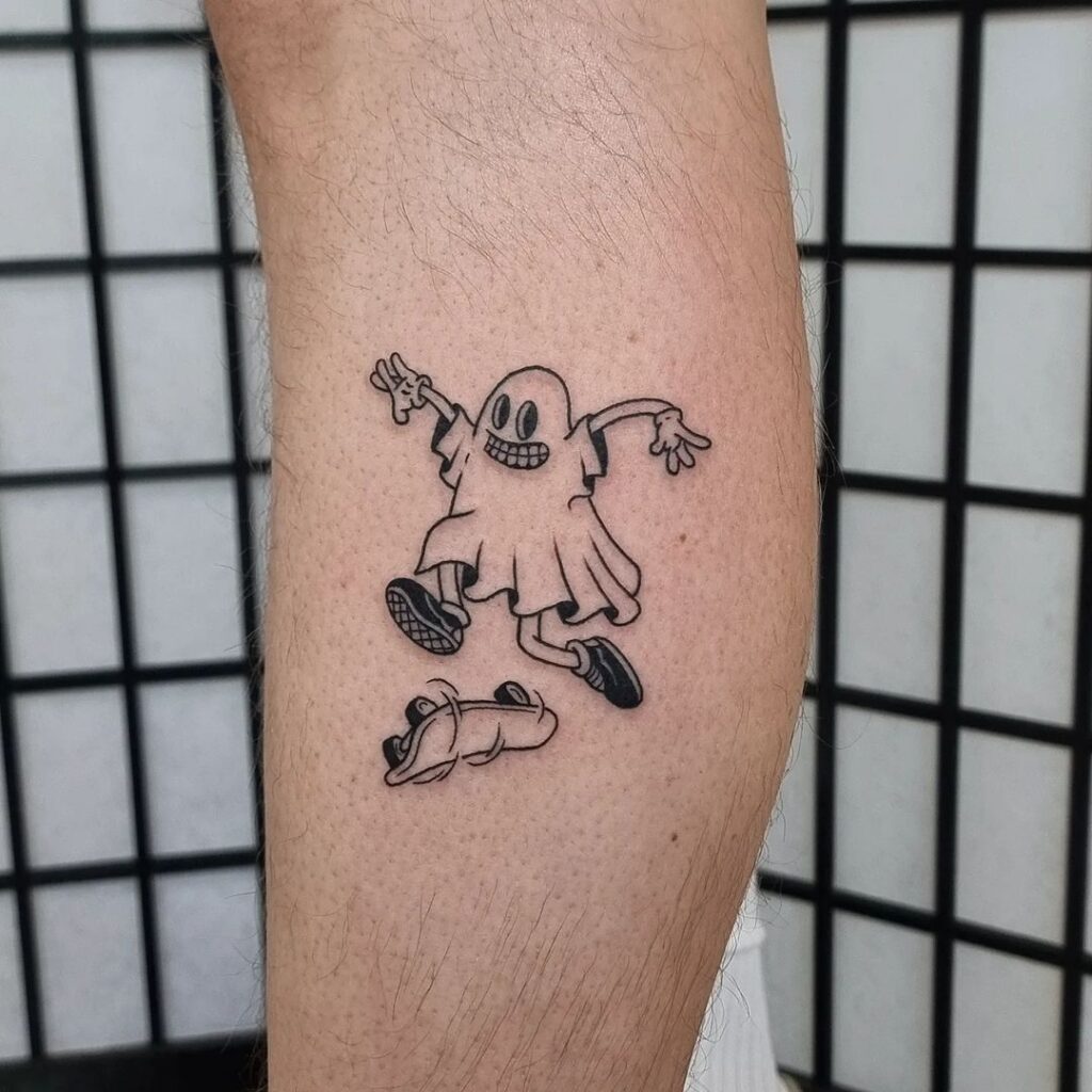 Mini tatuaje de fantasma patinando