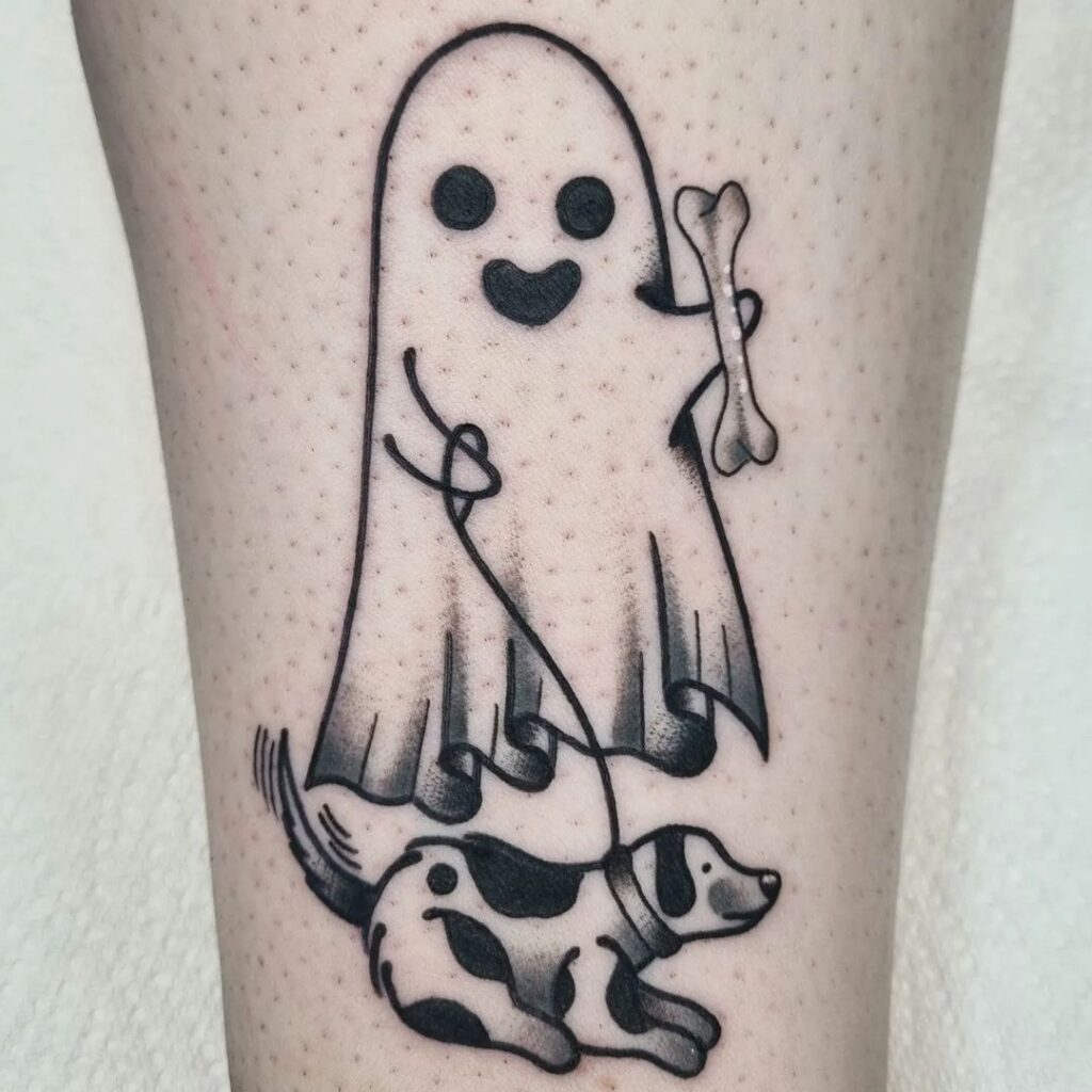 Tatuagem de mini fantasma a passear o cão