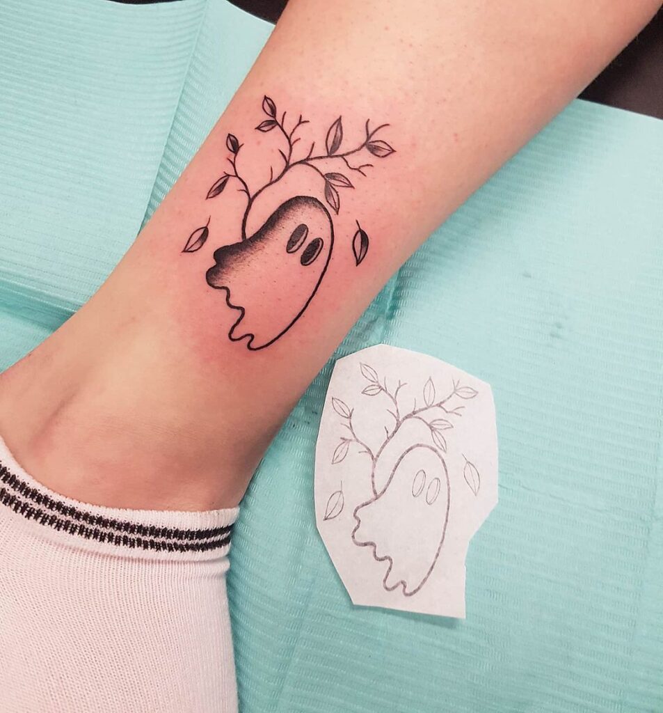 Mini fantasma com tatuagem de ramo de árvore