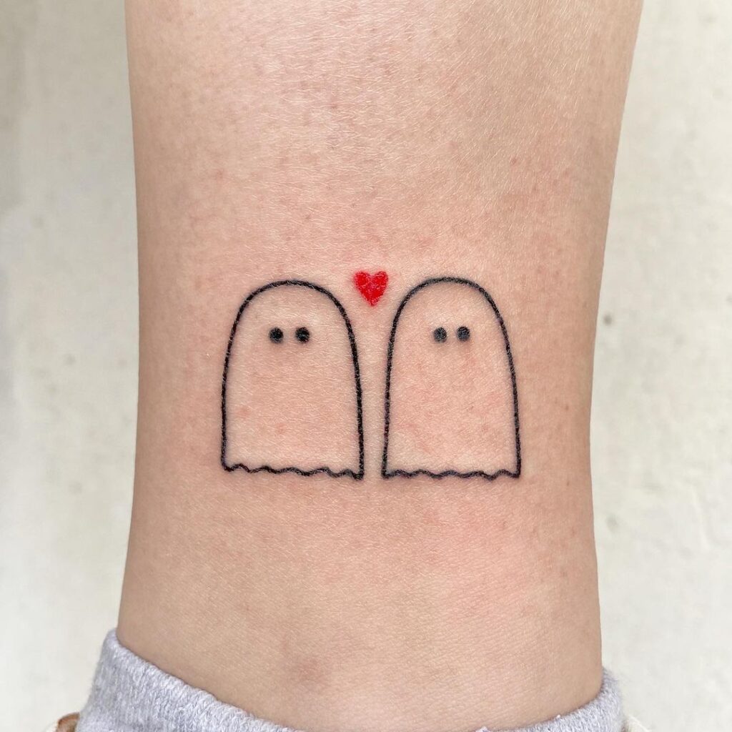 Mini tatuaje de fantasmas enamorados