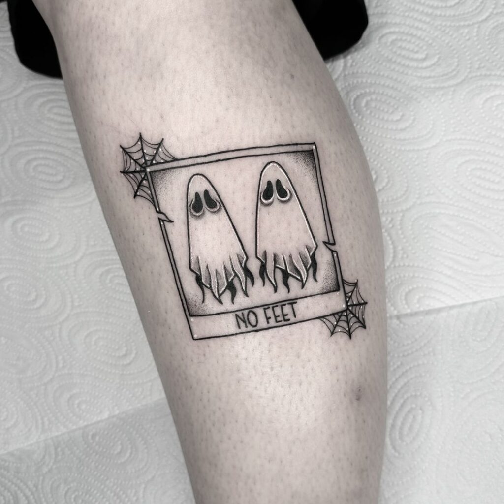 Tatuagem de mini fantasmas sem pés