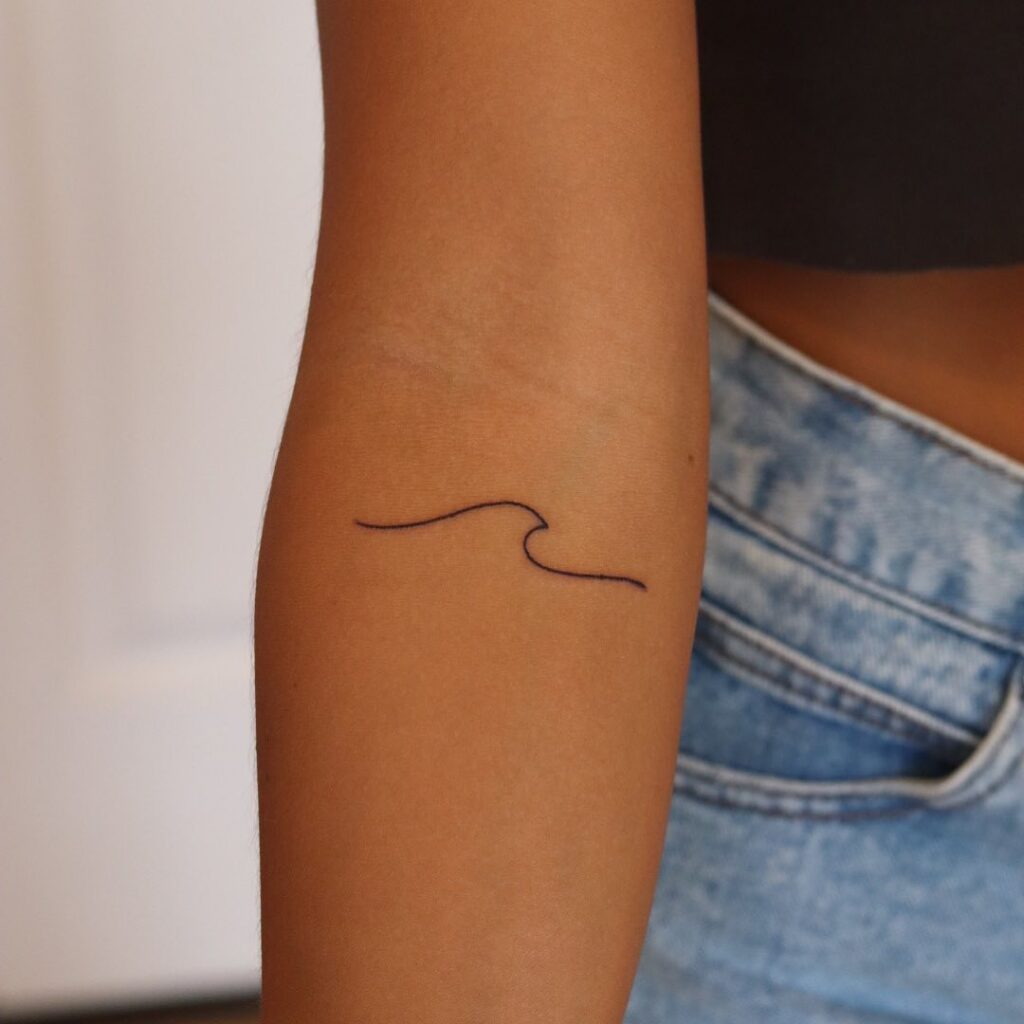 Tatuaggio minimalista a onda