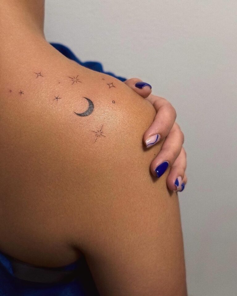 Tatuaggio con luna e stelle