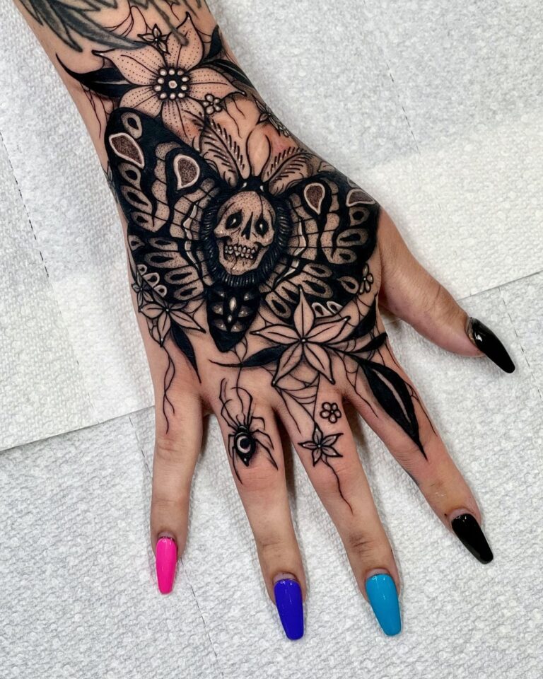 Tatuaje de polilla y flores