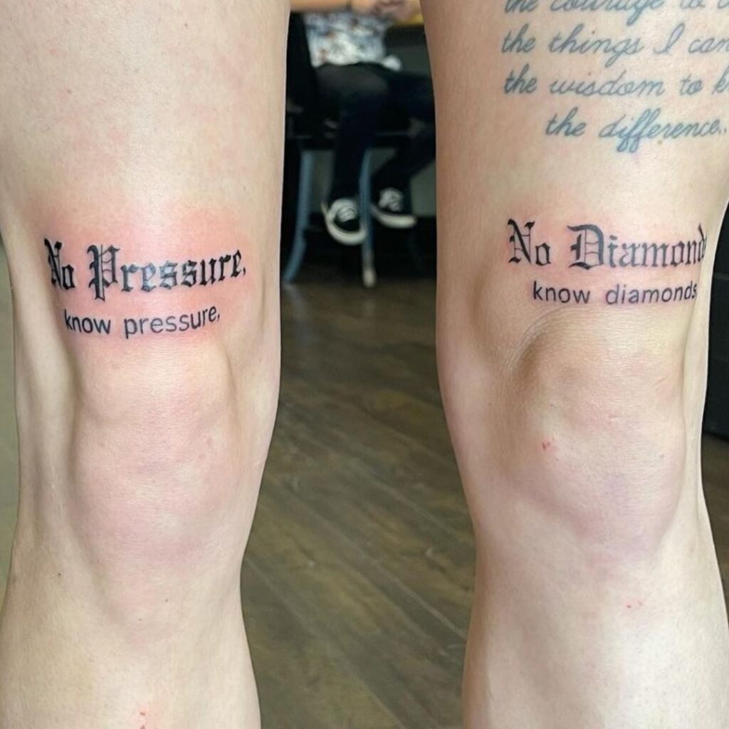 Tatuaggio con parole senza pressione e senza diamanti sopra il ginocchio