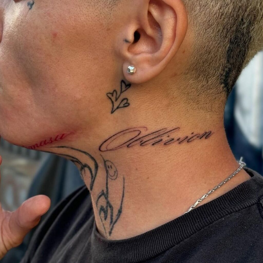 Tatuaggio sul collo in corsivo Oblivion