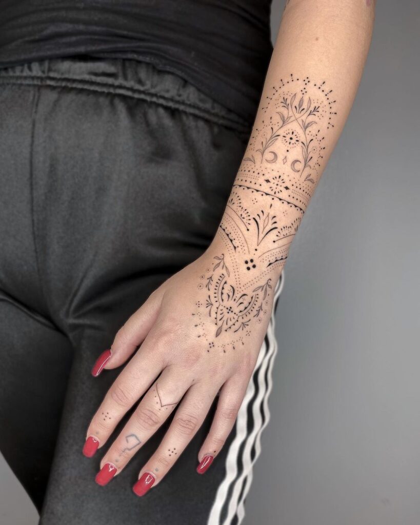 Tatuaggio ornamentale della mano