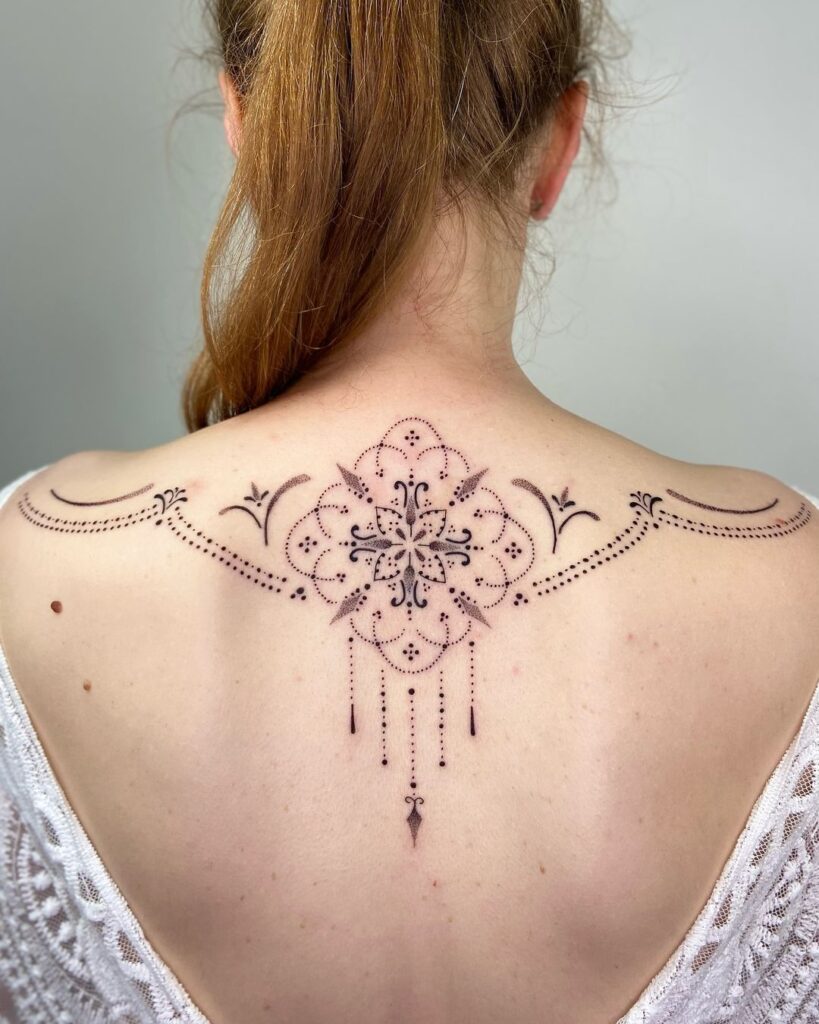 Tatuagem ornamental na parte superior das costas