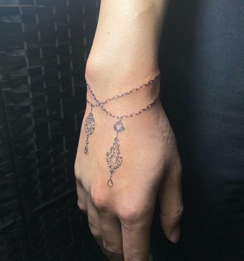 Tatuagem de bracelete ornamentada