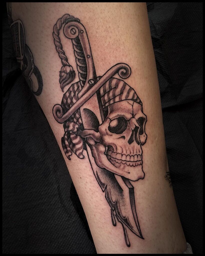 Tatuaje de calavera y daga pirata