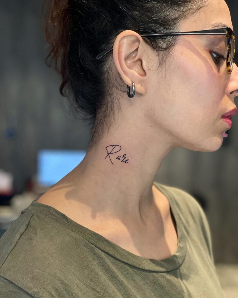 Tatuagem rara em cursivo no pescoço